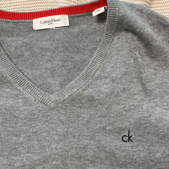 Calvin Klein v neck sweater - Picture 2 of 4